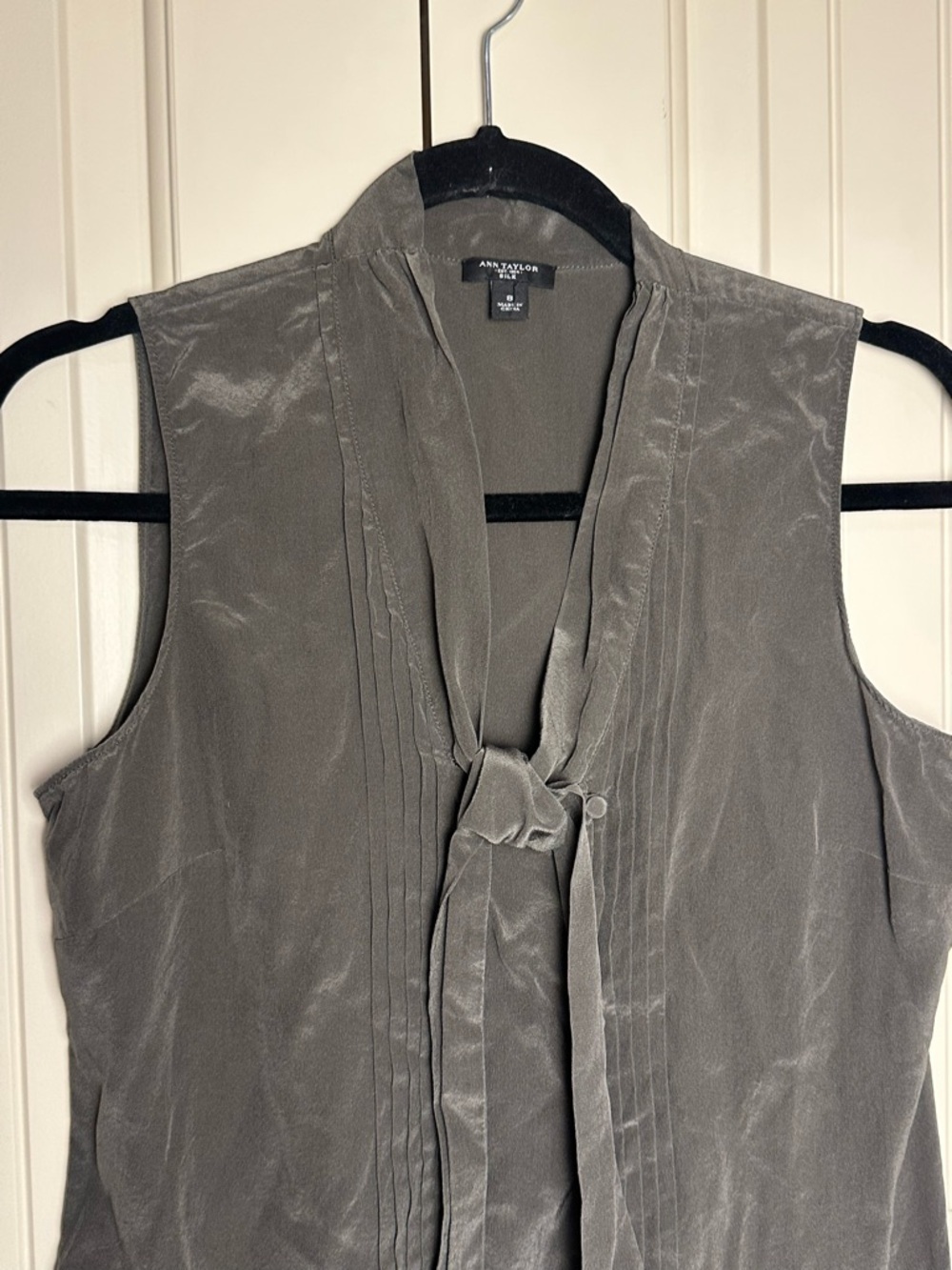 Ann Taylor Black Label Olive Green 100% Silk Sleeveless Blouse Top Tie Neck 8 - Picture 2 of 9